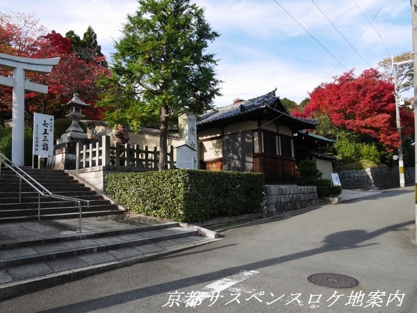 神社前の道