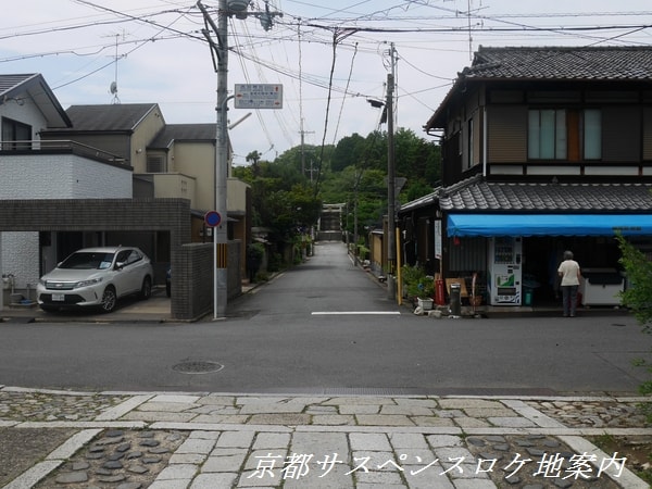 向こうに宗忠神社