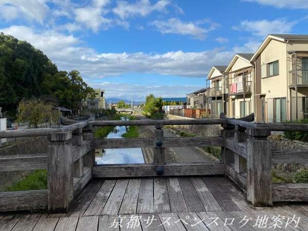 駅近の住宅地の橋