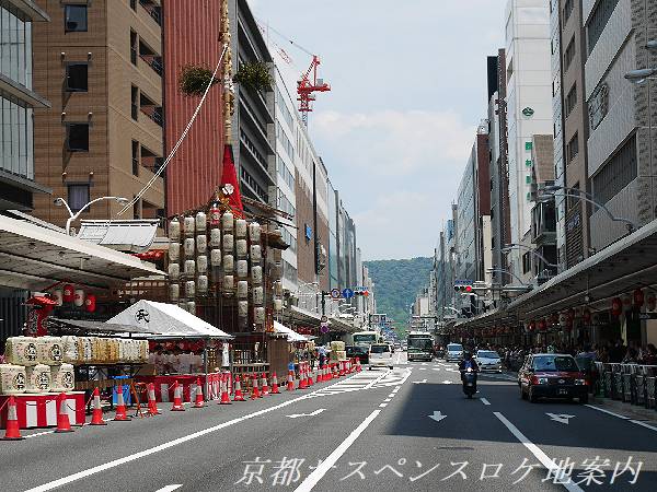 四条通の長刀鉾と会所