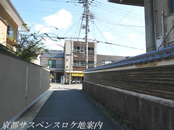 瓦塀が続く